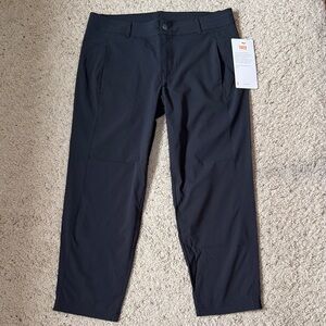 Lucy Women’s dark gray City Walkabout Capri. Size S.